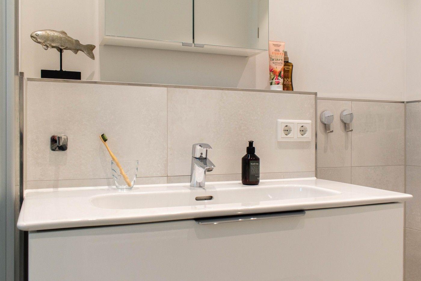 Waschbecken mit Spiegel, Seife und Zahnbürste