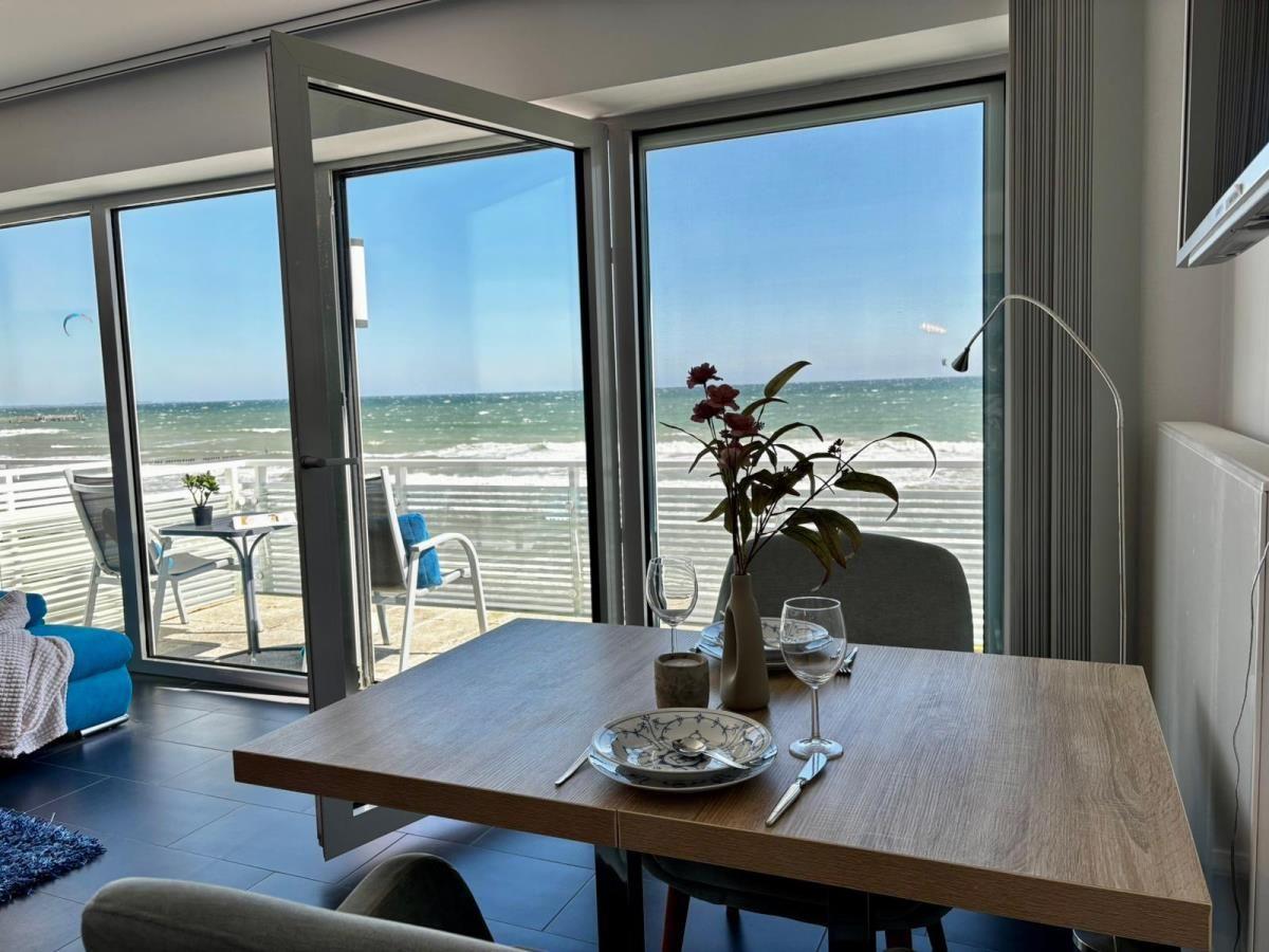 Essbereich mit Blick aufs Meer. Tisch gedeckt, Fenster geöffnet.