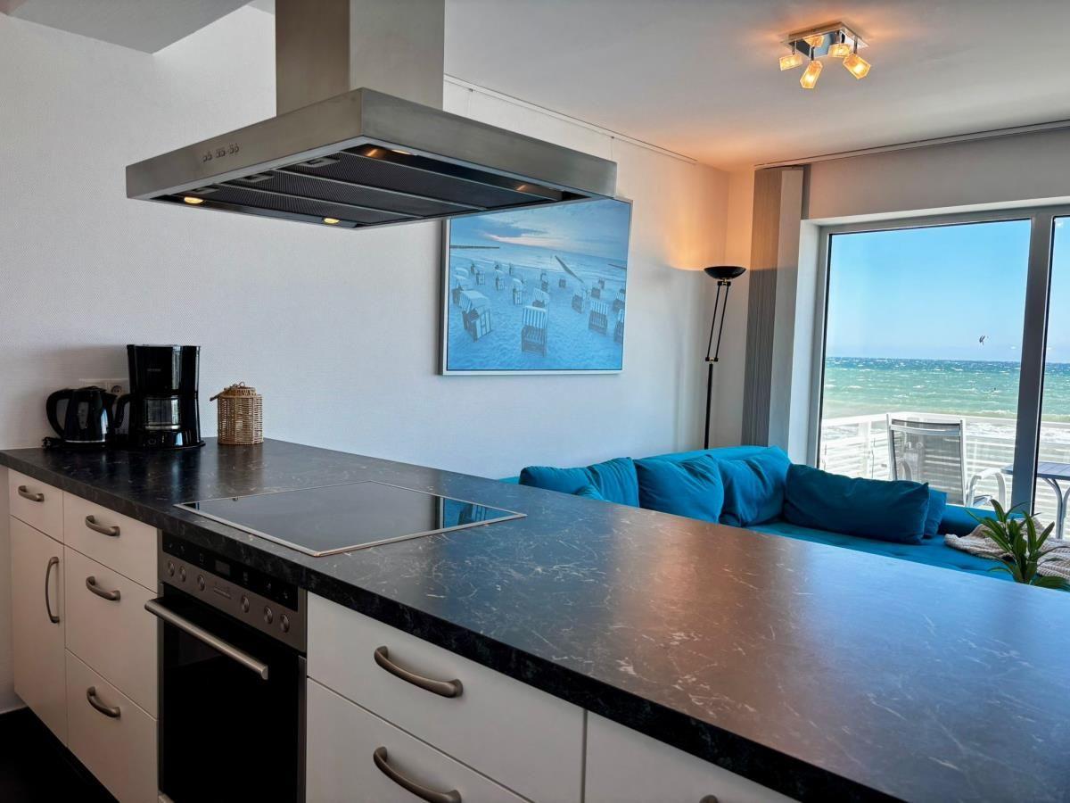 Küche mit Blick aufs Meer und blauer Sofa