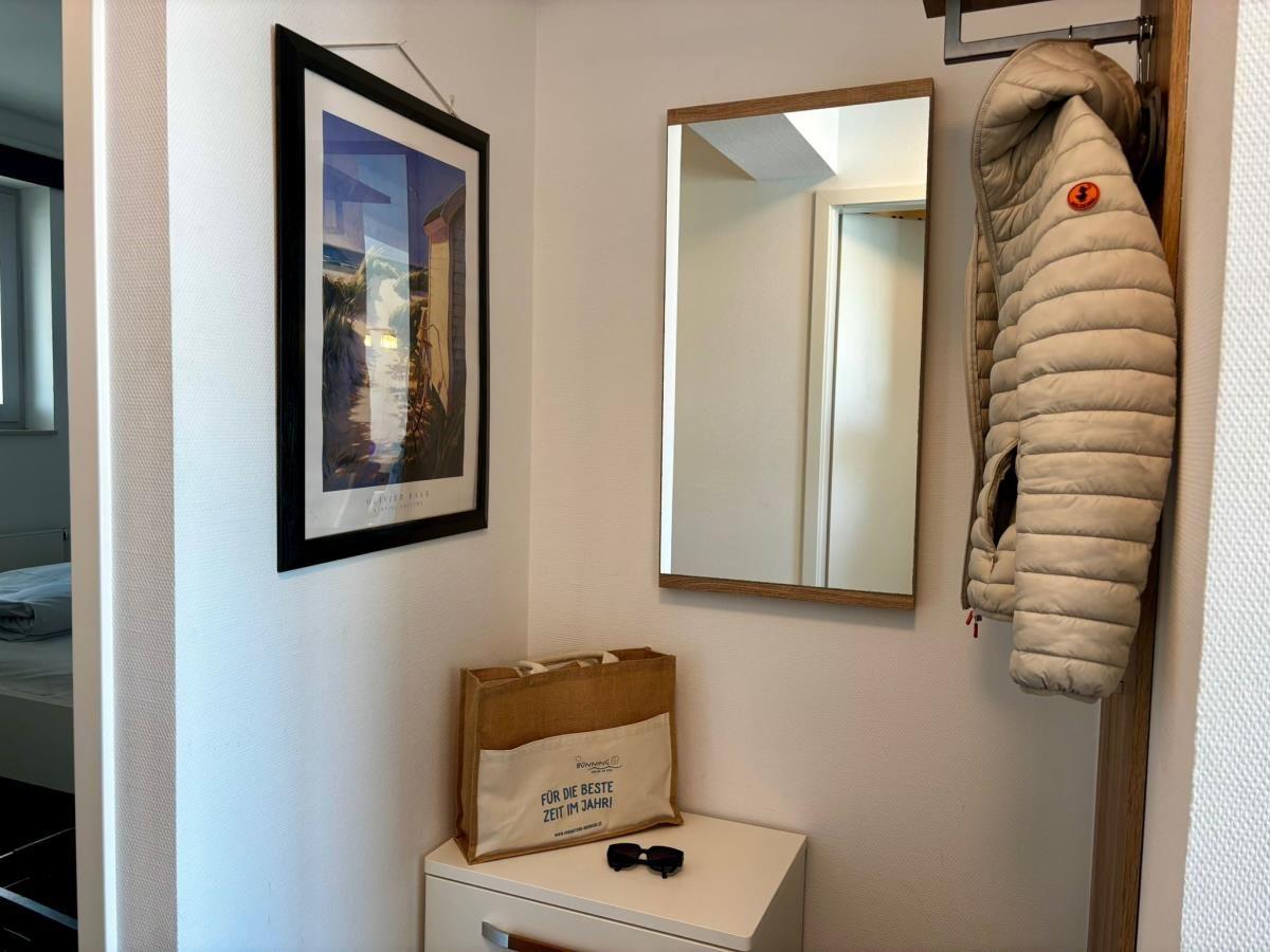 Höhepunkt: Spiegel, Wandbild, Jacke und Tasche auf Schrank