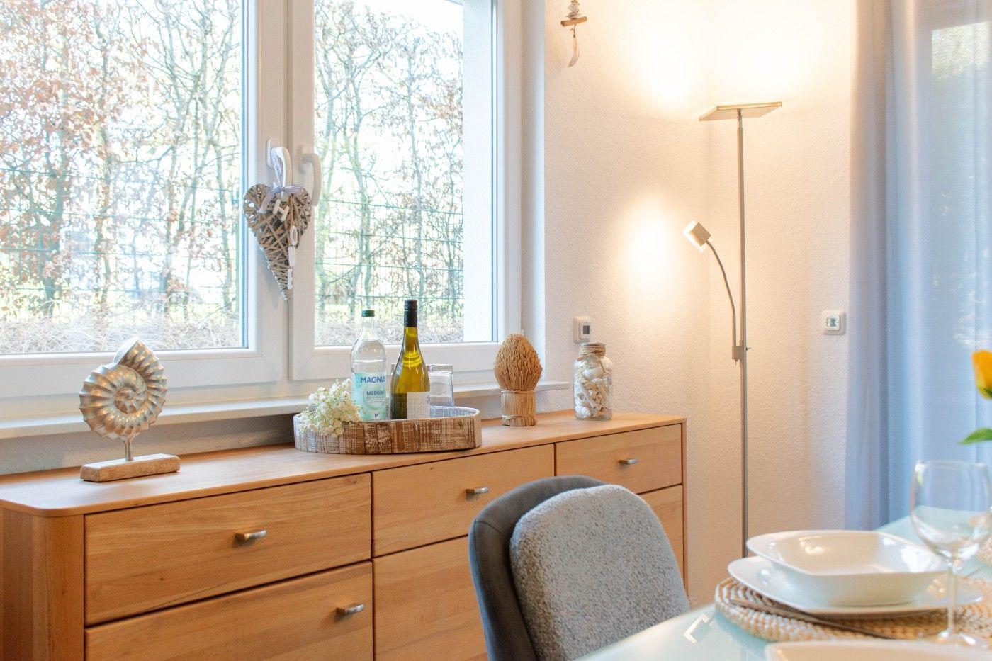 Esstisch mit Stuhl und Fenster im Essbereich.