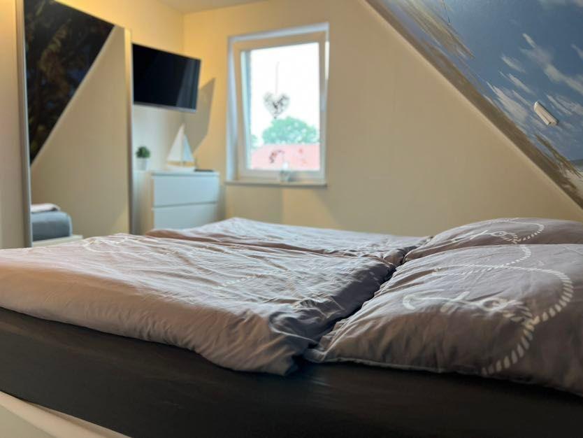 Schlafzimmer mit Doppelbett, Fenster und Wandbild