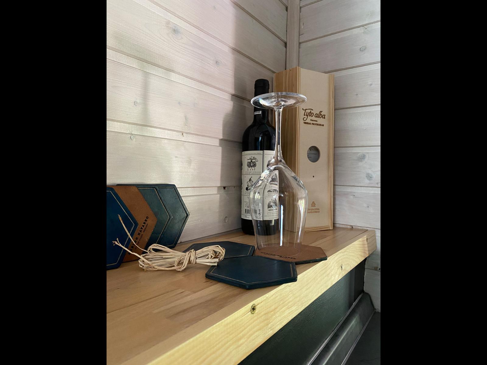 Holzregal mit Weinkiste, Weinflasche und Weinglas. Aufstellbare Untersetzer und Schnur.