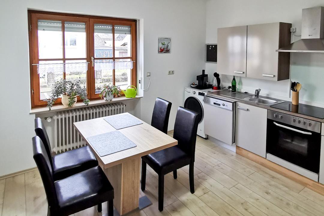 Küche mit Essbereich, Fenster, Waschmaschine und Spüle
