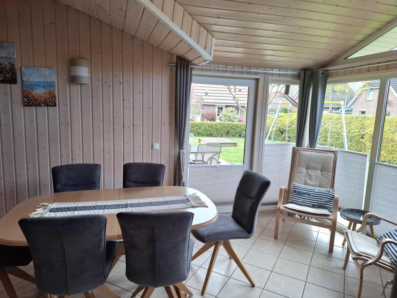 Esszimmer mit Tisch, Stühlen und Blick auf den Garten
