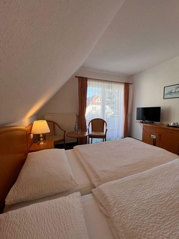 Schlafzimmer mit Doppelbett, Schreibtisch und Fenster mit Blick.