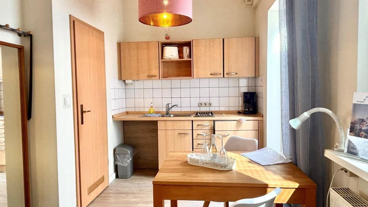 Küche mit Holzmöbeln, Arbeitsplatz und Fenster