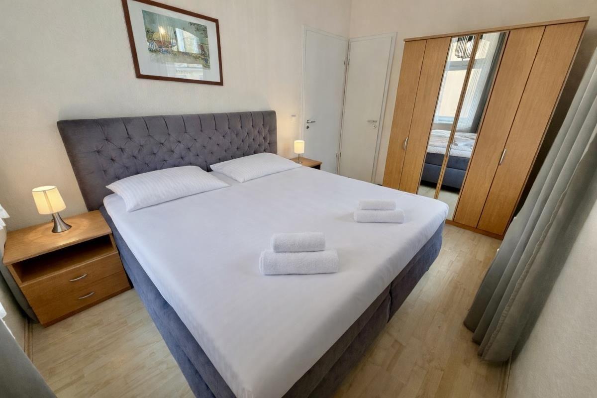 Schlafzimmer mit Doppelbett, Nachttisch und Kleiderschrank.