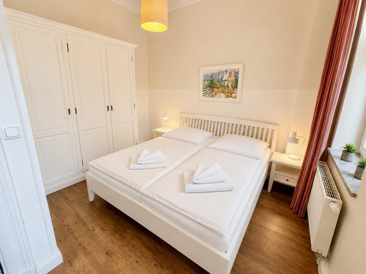 Schlafzimmer mit Doppelbett, Kleiderschrank und Nachttischen