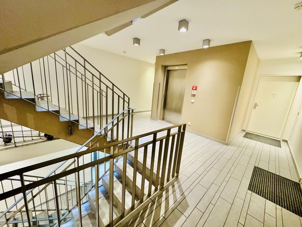 Hausflur mit Treppe, Aufzug und Wohnungstür