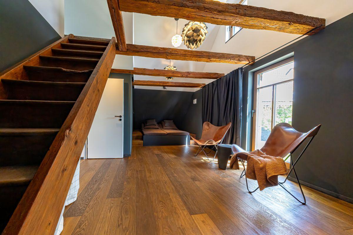 Cooler Raum mit großem Fernseher und Schlafplatz 11 & 12