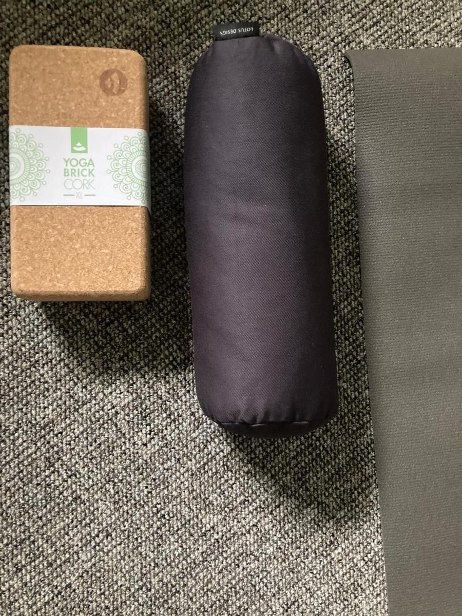 Eine kleine Yoga-Ausstattung ist vorhanden