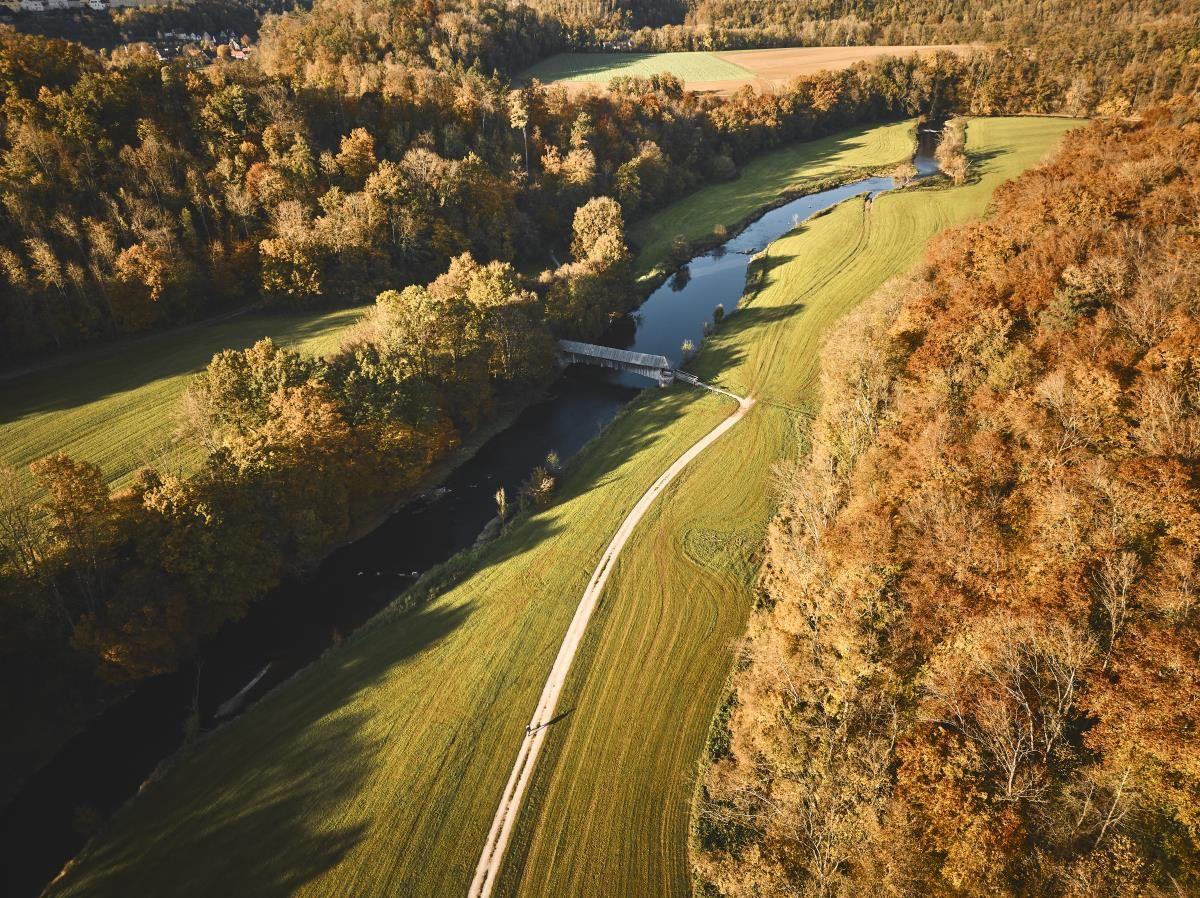 Direkt vom Ferienhaus führt ein idyllischer Weg immer an dem Fluss entlang © Stefan Leitner
