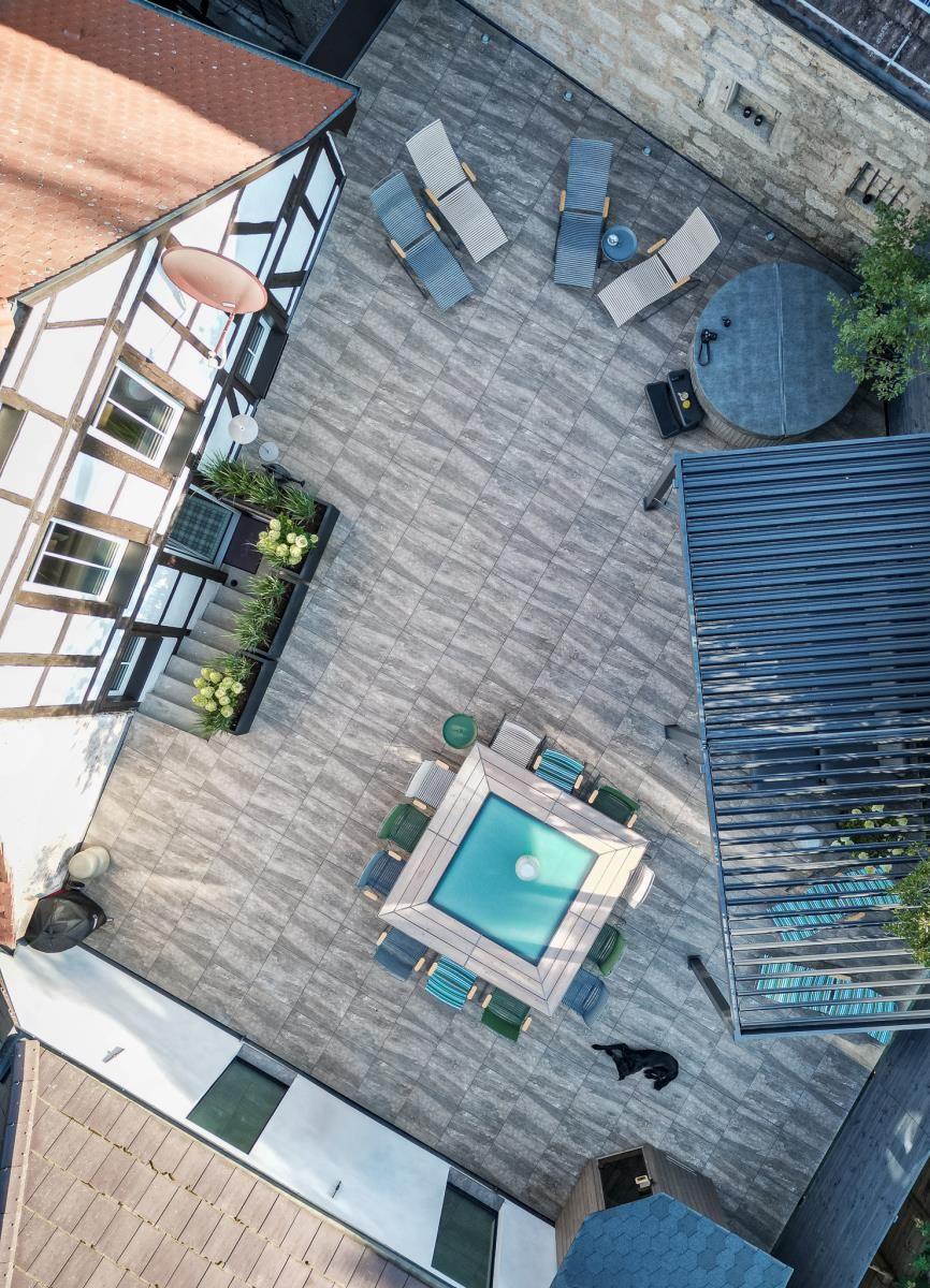 Luxus auf der Dachterrasse  - Whirlpool, Pergola mit Lounge, Sauna, großer Esstisch und Grill