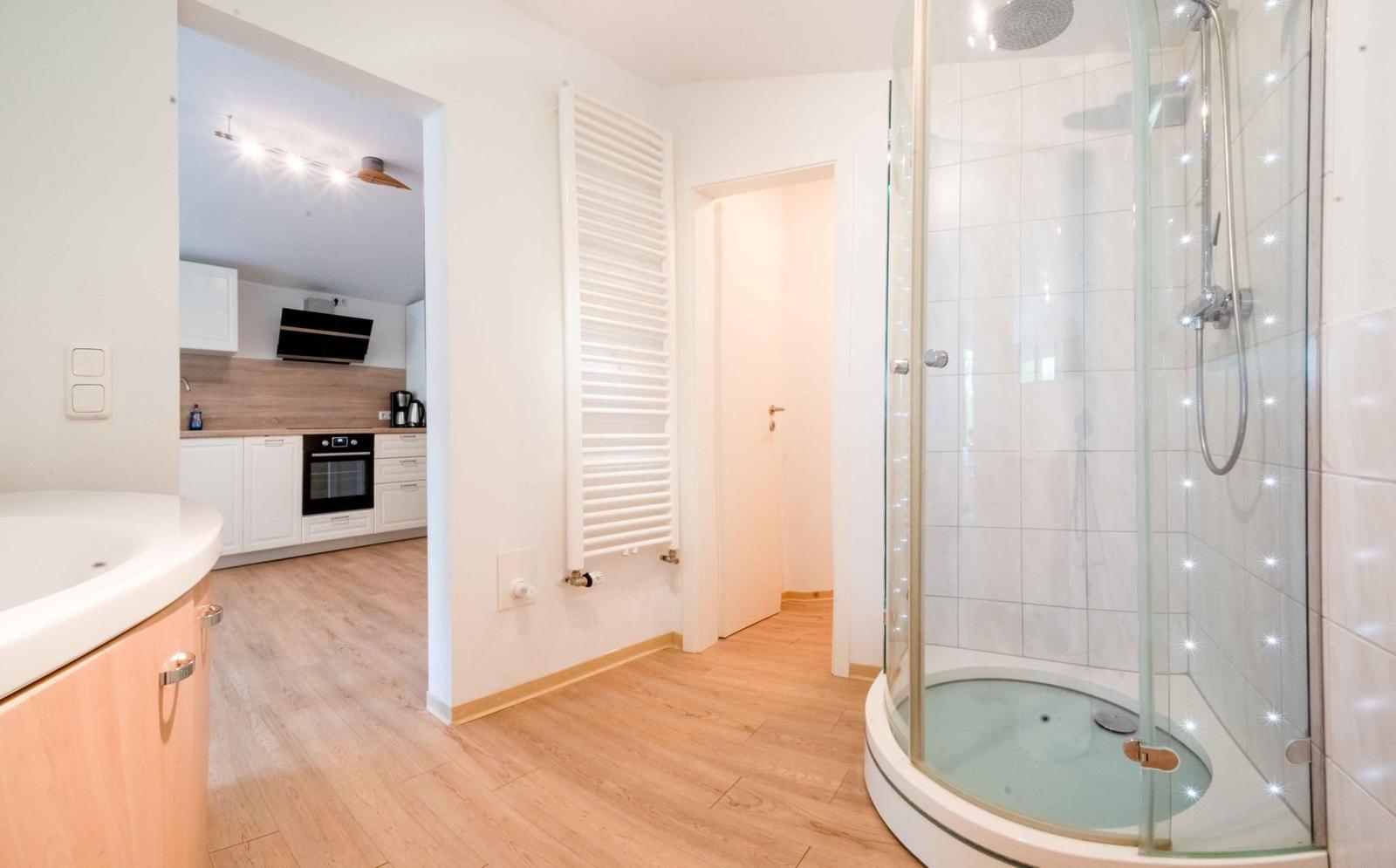Bad mit Dusche und Blick in die Küche