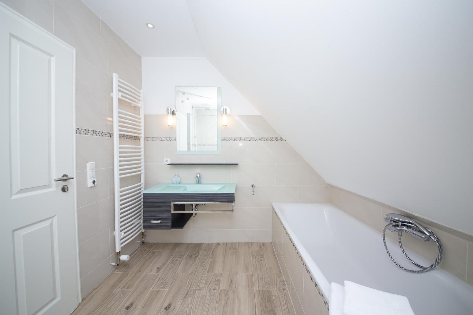 Badezimmer mit Badewanne