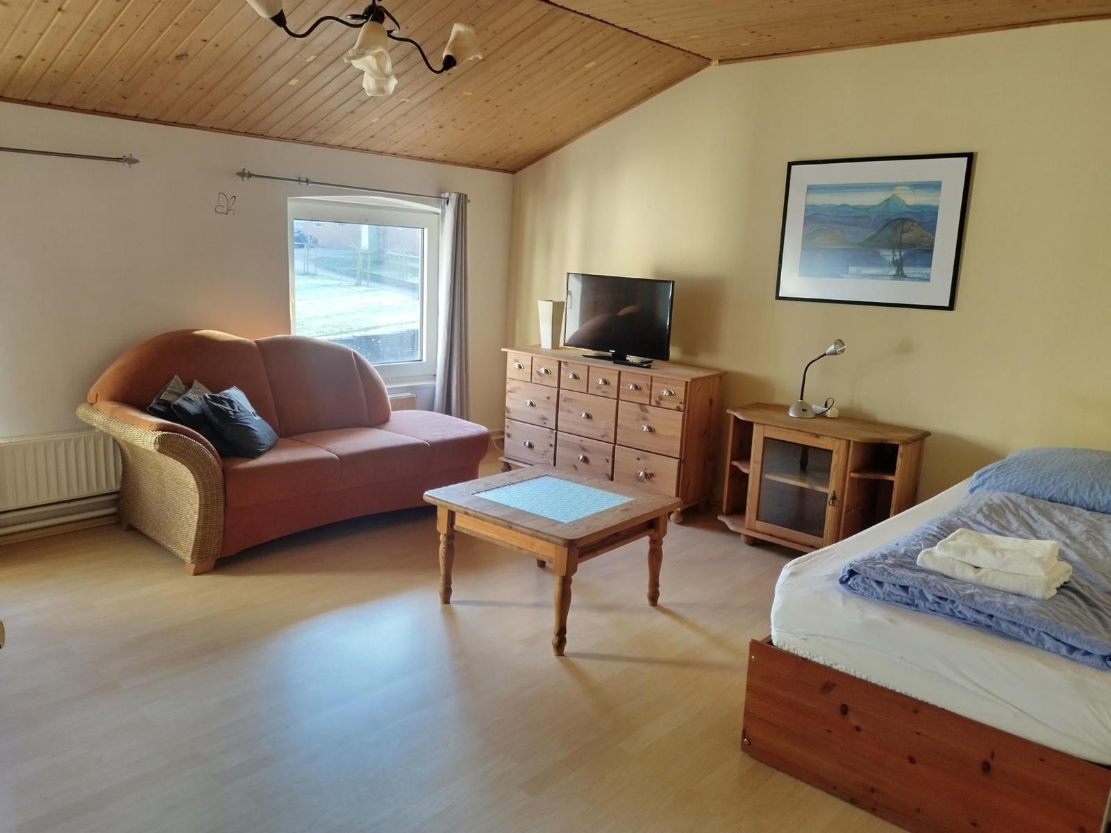 Wohnzimmer mit Extrabett