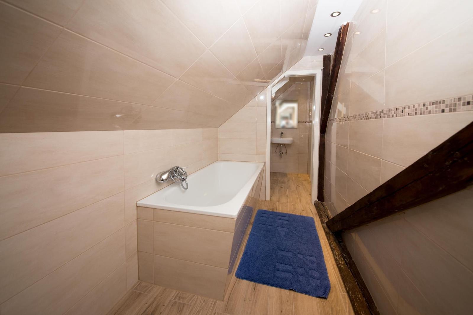 Badezimmer mit Badewanne