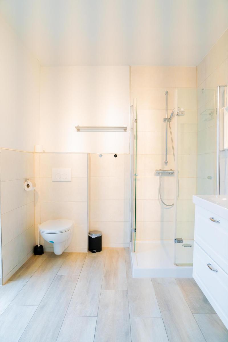 Badezimmer mit Dusche, Toilette und Waschbecken