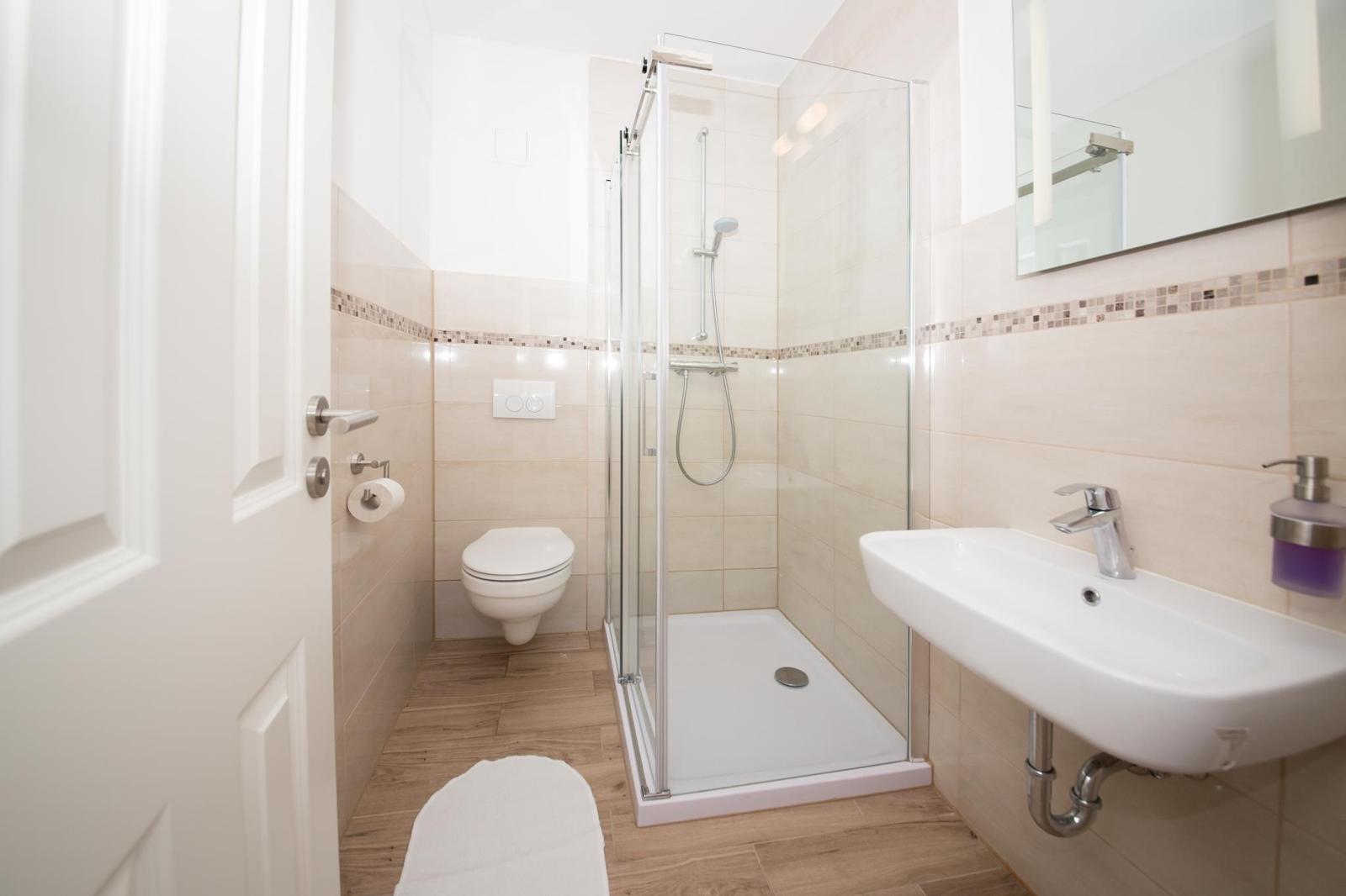 Badezimmer mit Dusche, WC und Waschbecken