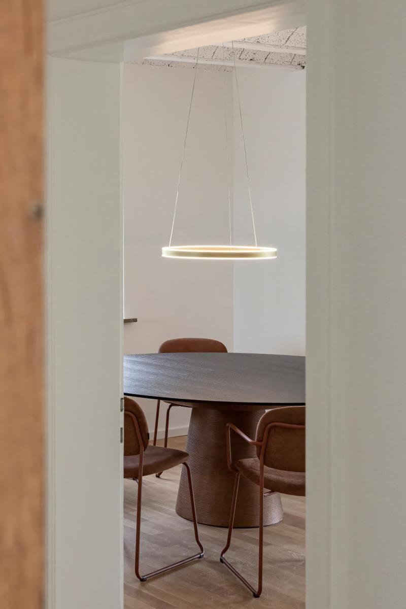 Essbereich mit runder Tisch und Stühlen, hängende Lampe über dem Tisch