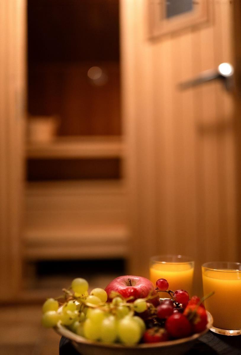 Sauna mit Obst und Orangensaft auf einem Tisch
