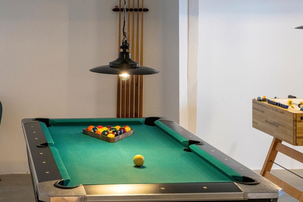 Mit Billard und Tischkicker ist für abwechslungsreiche Unterhaltung gesorgt.