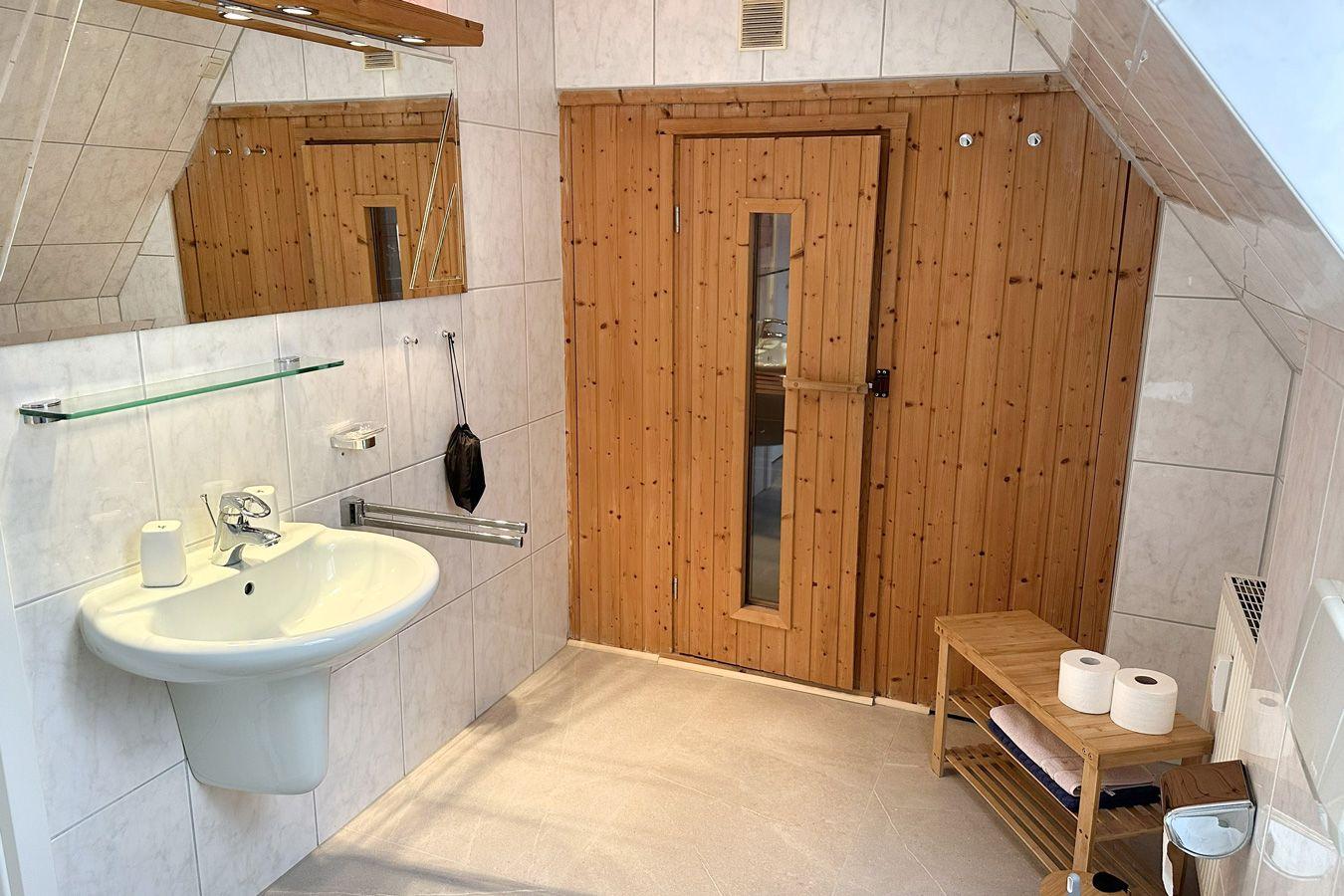 großes Badezimmer mit Sauna