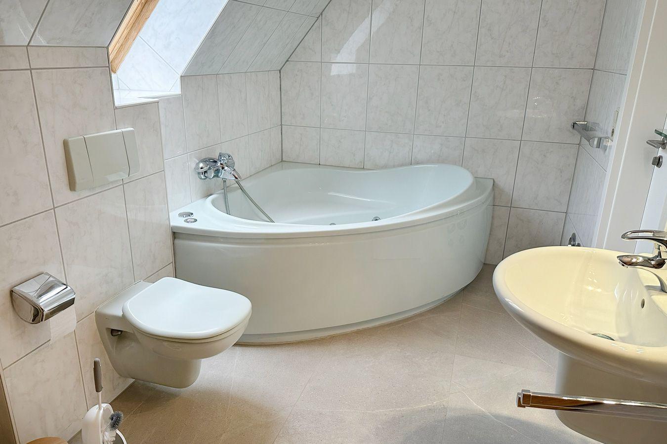 und Eckbadewanne mit Whirl-Funktion
