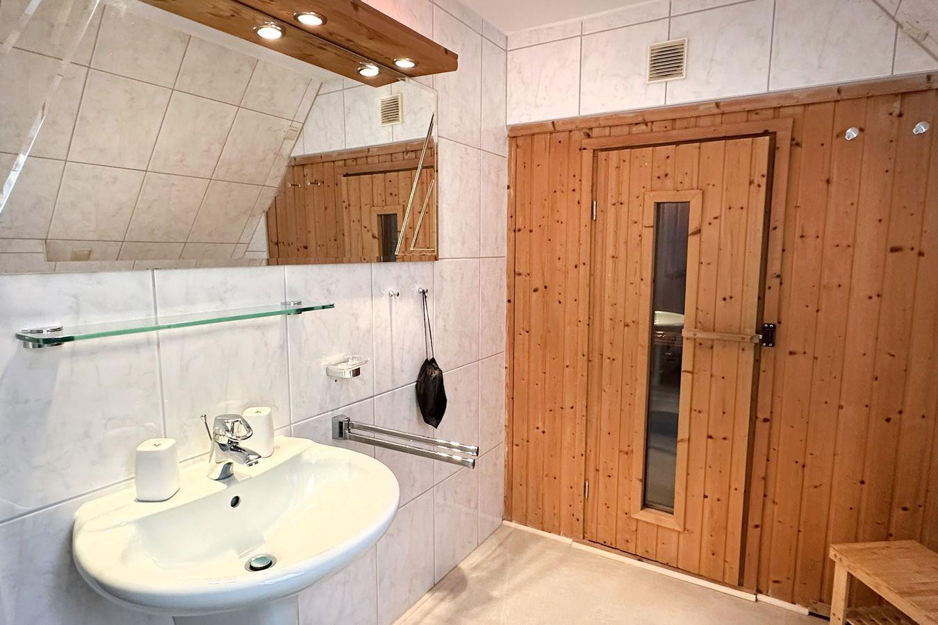 Waschbecken mit großer Spiegelfläche