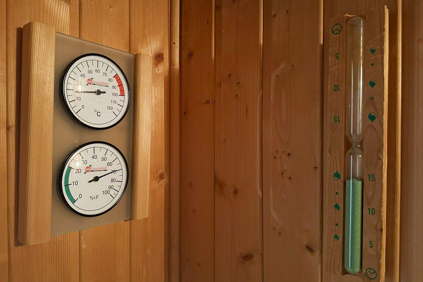 Sauna mit Temperatur- und Feuchtigkeitsanzeige an Holzwand