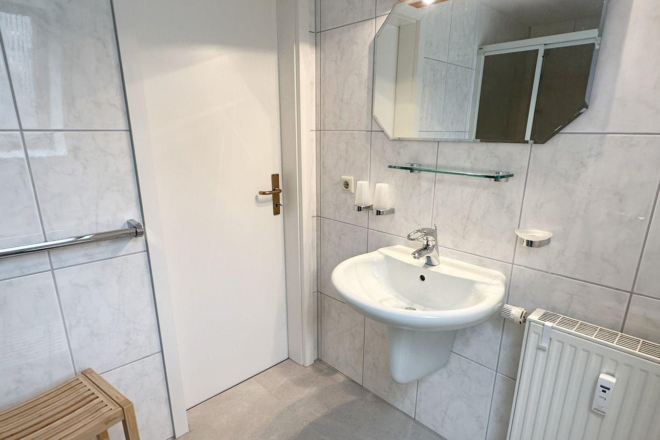 zweites Bad mit Dusche und WC im Dachgeschoß