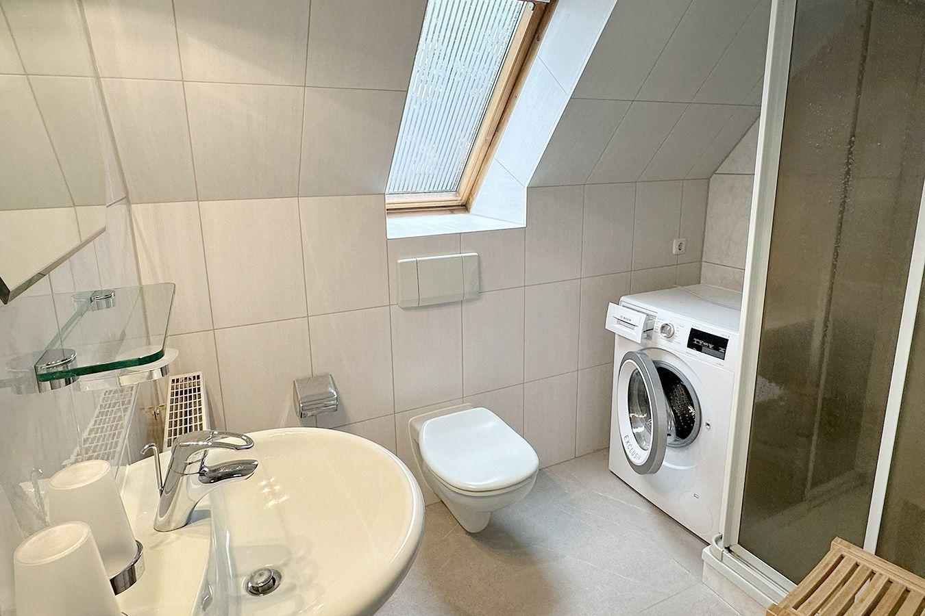 mit Fenster, Waschmaschine, WC, Dusche