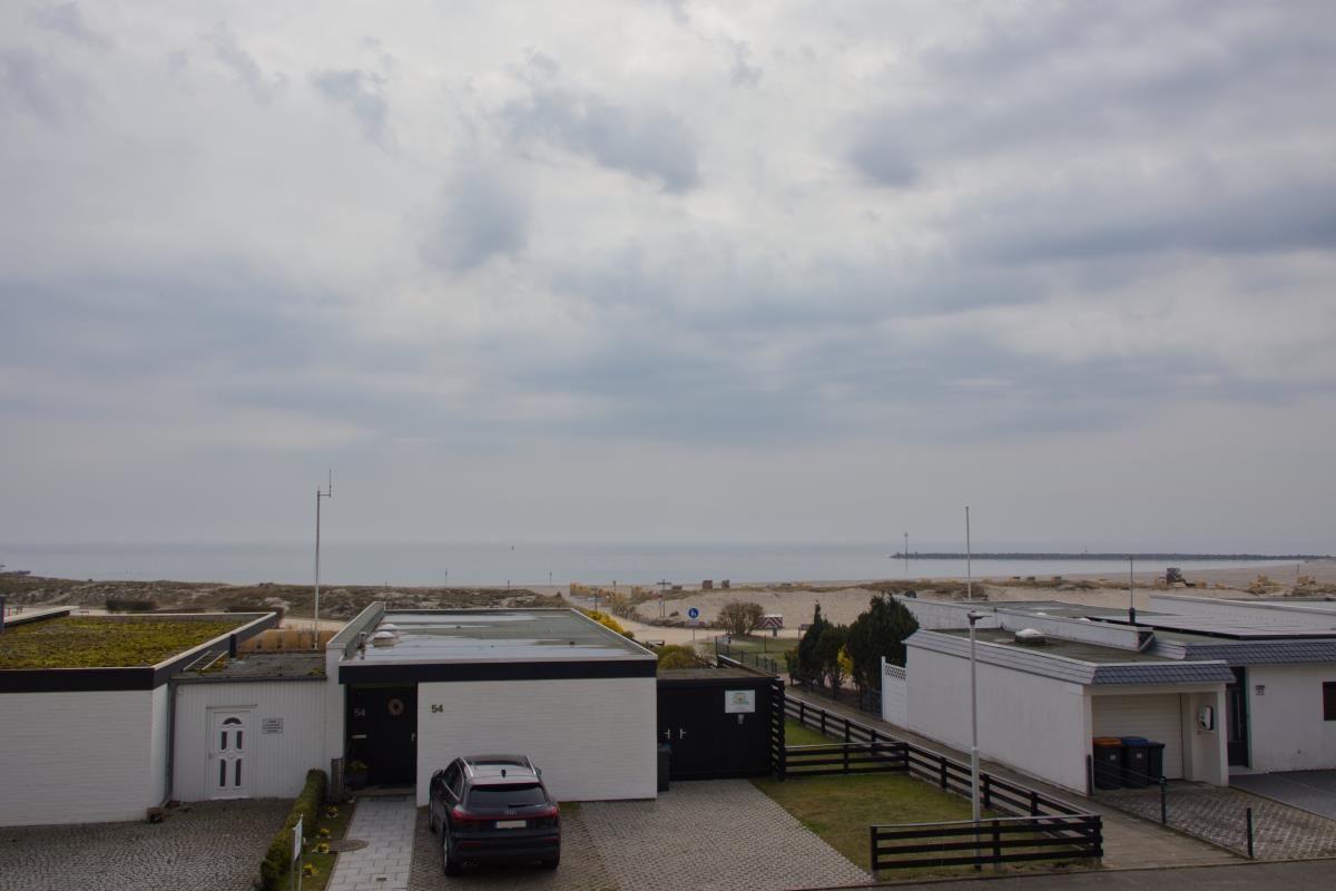Modernes Ferienhaus mit Blick auf Strand und Meer.