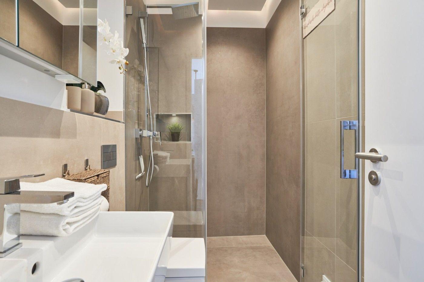 Moderne Badewanne mit Dusche und Waschbecken