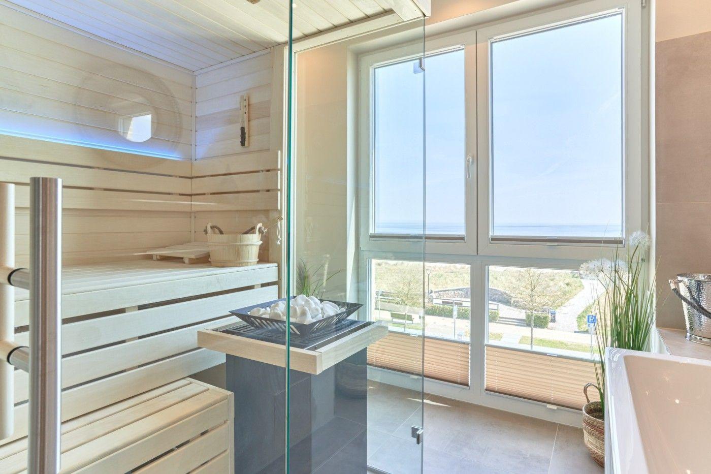 Sauna mit Holzwand und Blick auf den Strand