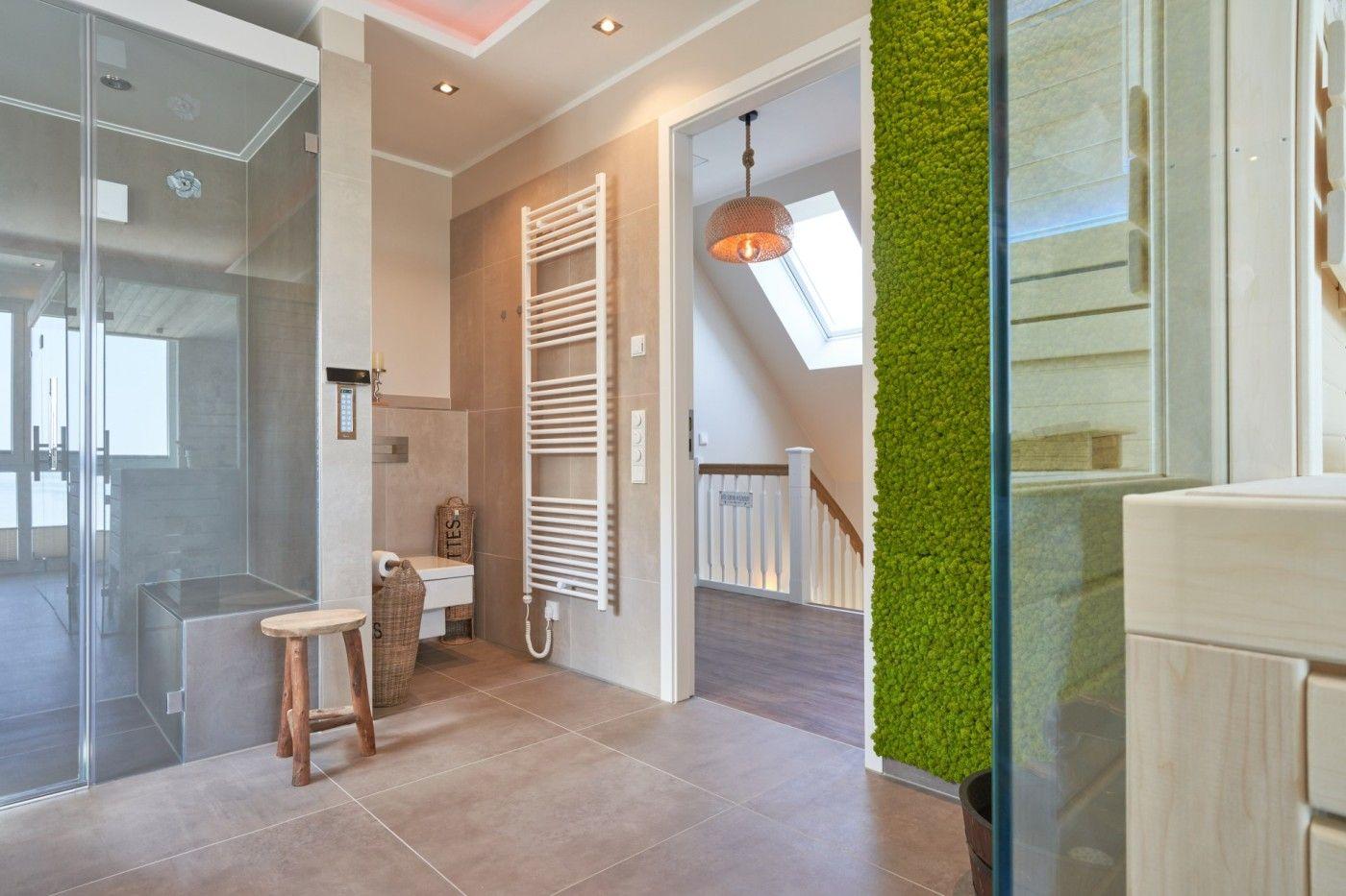 Dusche mit Glaswand, Heizkörper und grüner Wand