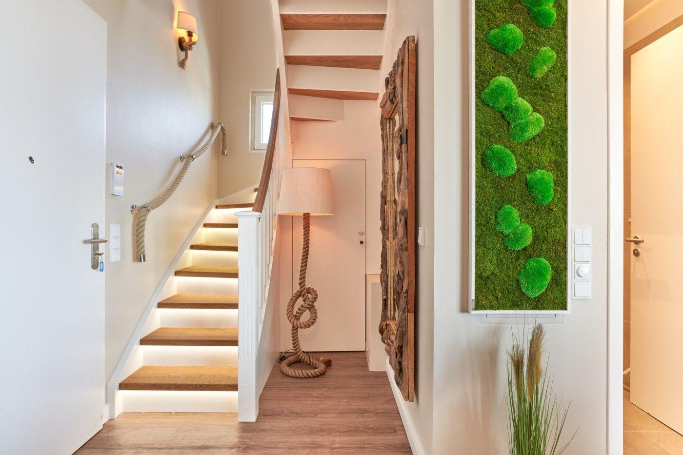 Haus mit Treppe, Seilgeländer und Wandbild mit Moos