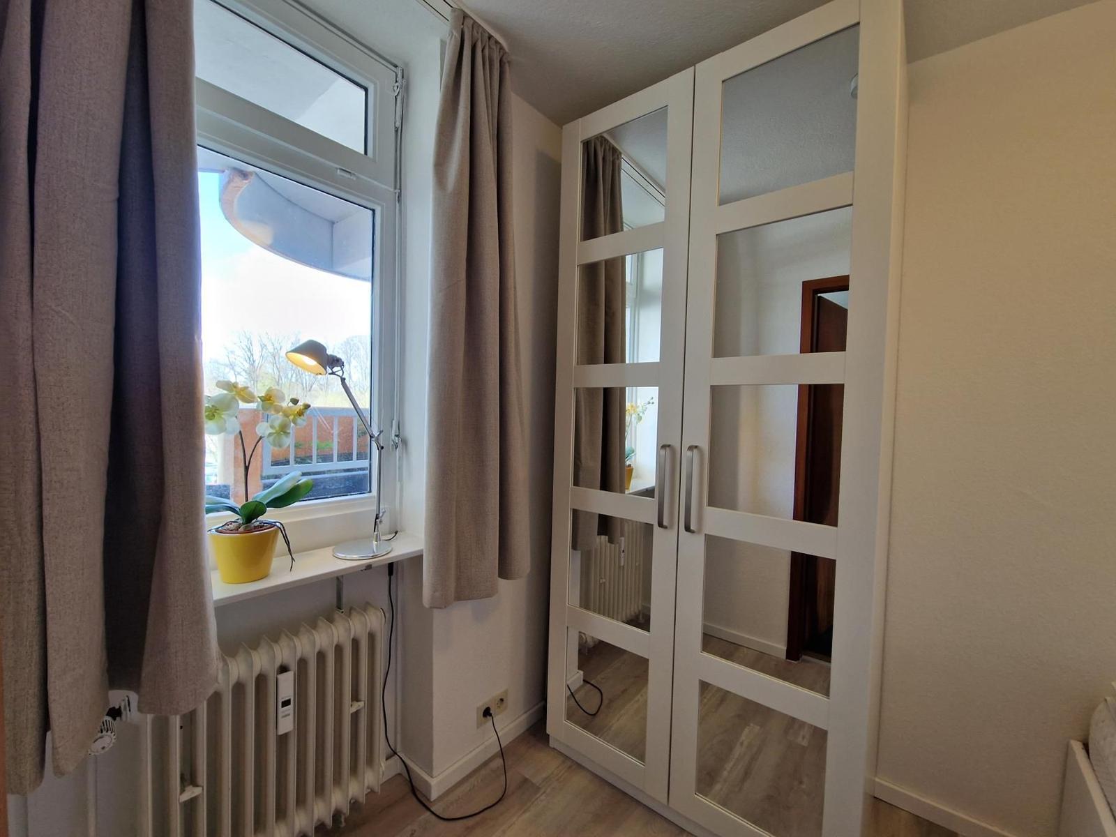 Schlafzimmer m Schrank