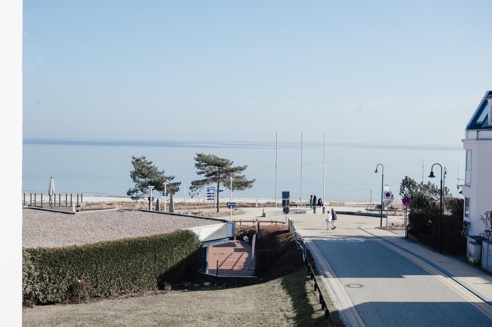 Meerfront mit Promenade, Bäumen und Weg zur Strandpromenade.