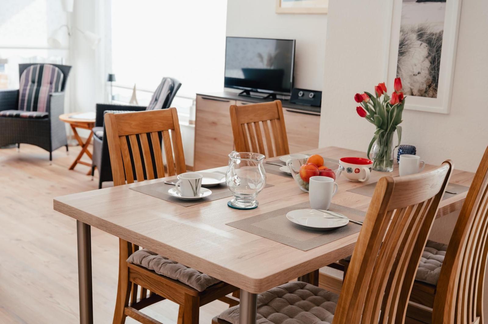 Essbereich mit Blick ins Wohnzimmer