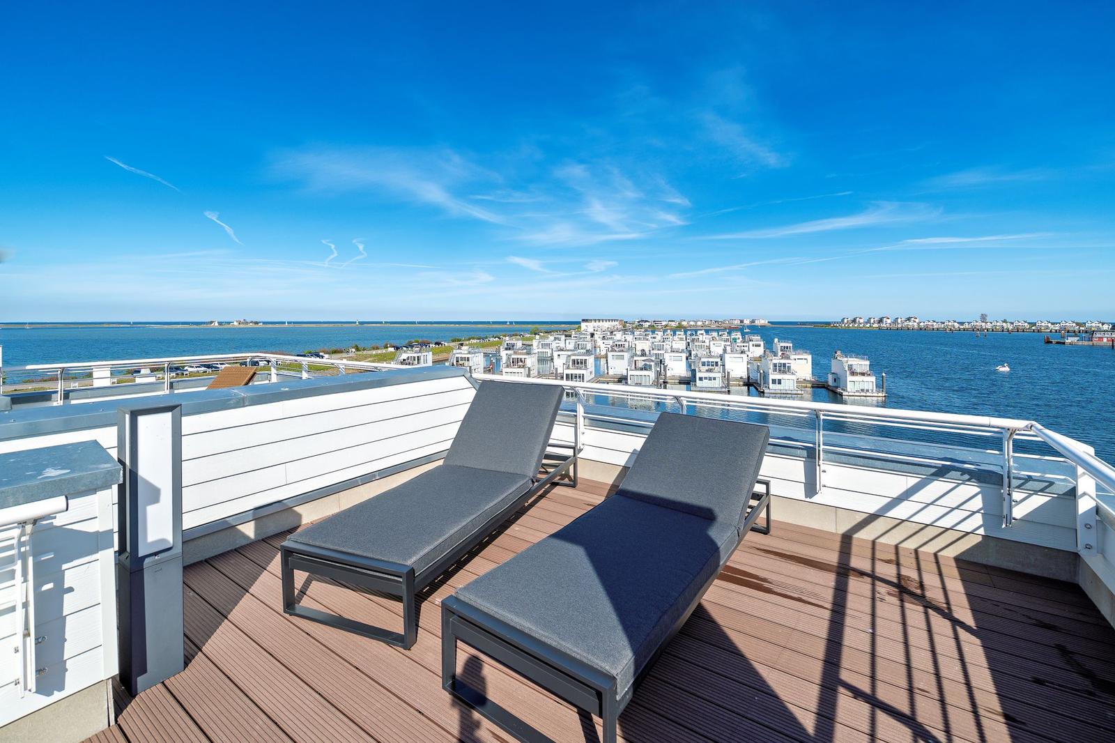 Sonnenliegen auf der großen Dachterrasse mit unglaublichem Ausblick auf Ostsee und Schlei