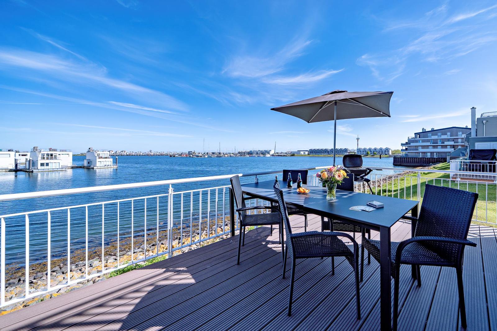 Terrasse im Erdgeschoß, Sitzplatz für 6 Personen großer Esstisch, Schleivilla Ahoi