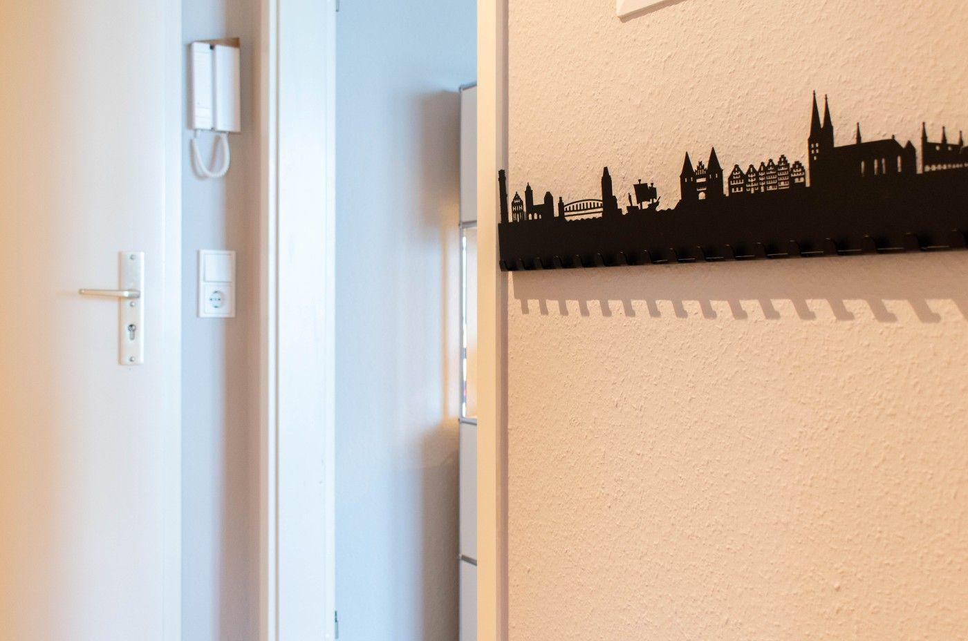 Wanddekoration mit Skyline-Aufkleber an der Wand neben einer Tür.