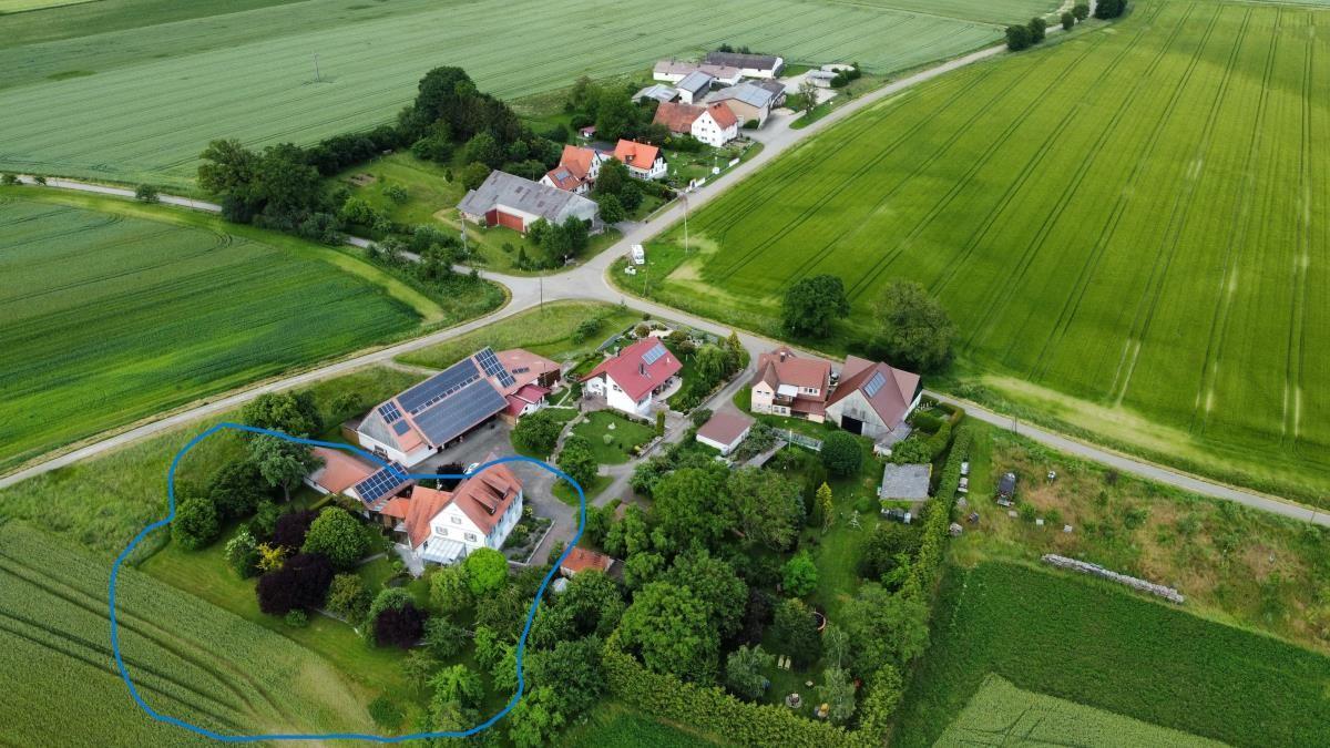 Das Bild vermittelt die charmante Lage am Ortsrand des Ferienhauses samt Garten