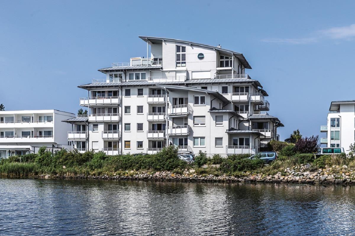 Wohnhaus mit Balkonen am Wasser