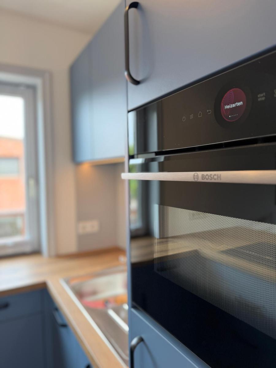Küche mit integriertem Bosch Ofen und Holz Arbeitsplatte
