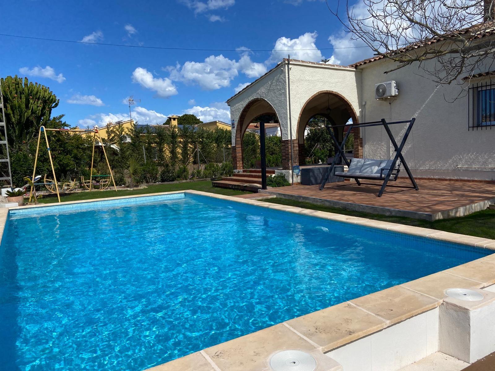 Pool mit Terrasse, Schaukel und Grillbereich im Garten