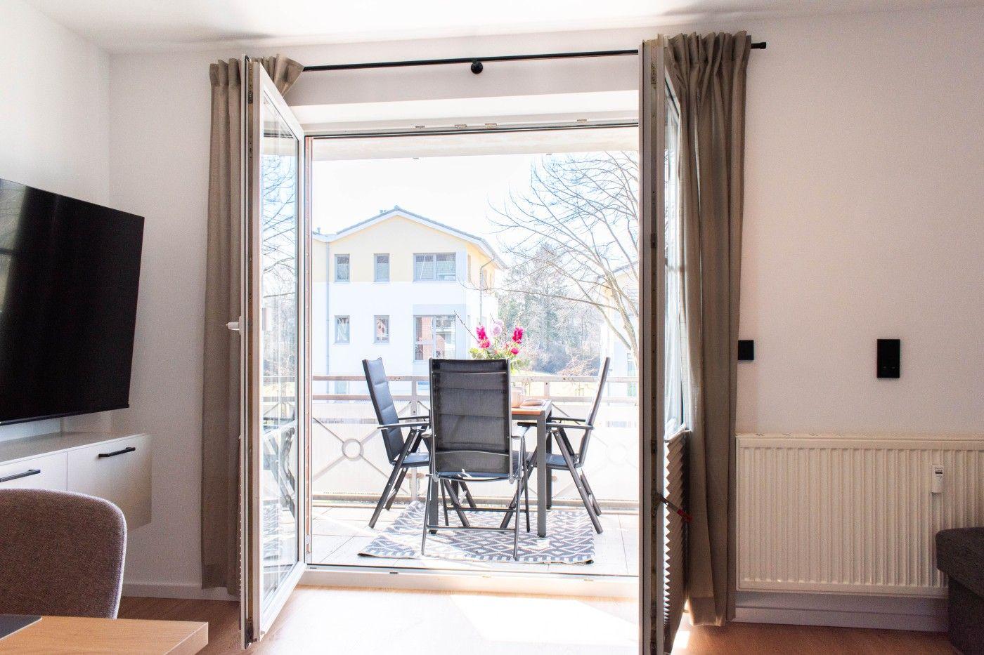 Wohnbereich mit Balkon, wo man draußen sitzen kann.