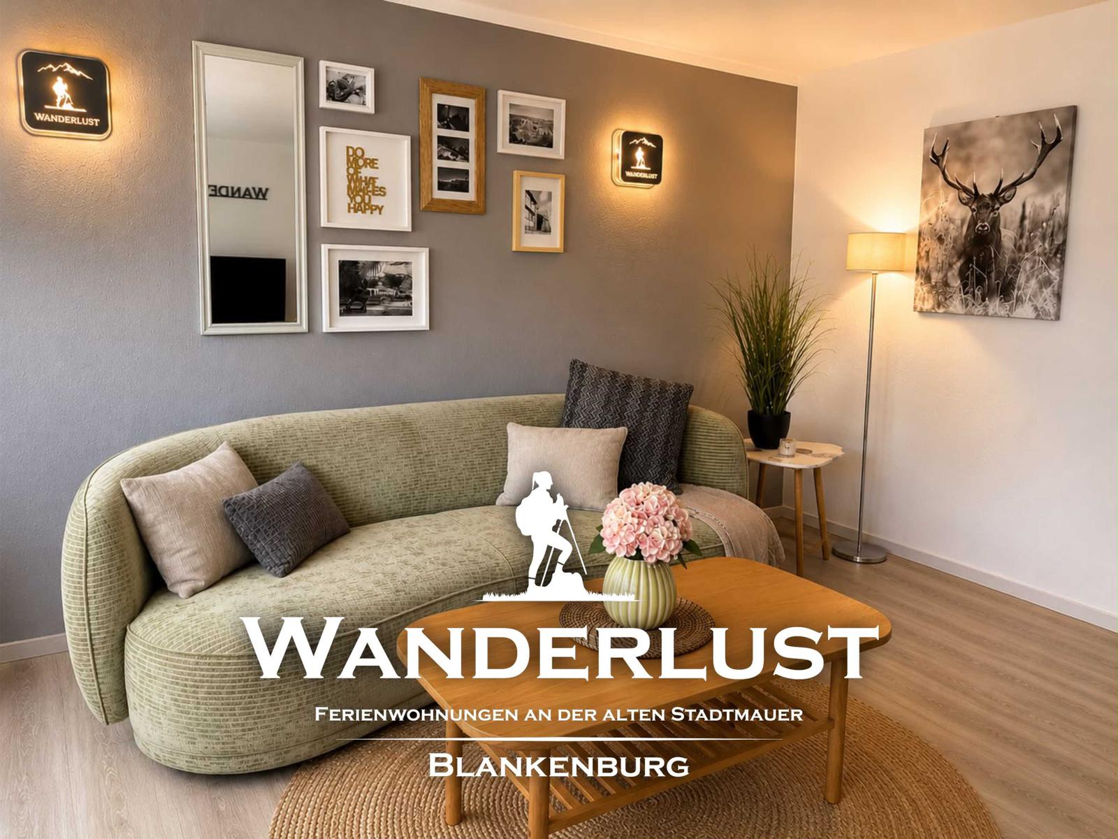 Wohnzimmer mit Sofa, Couchtisch und Wanddekoration